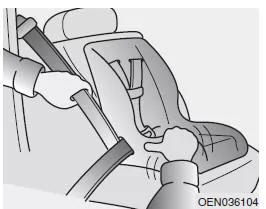 Ein Kinderrückhaltesystem mit einem Dreipunktgurt befestigen