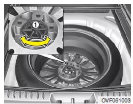 Ersatzrad abbauen und verstauen
